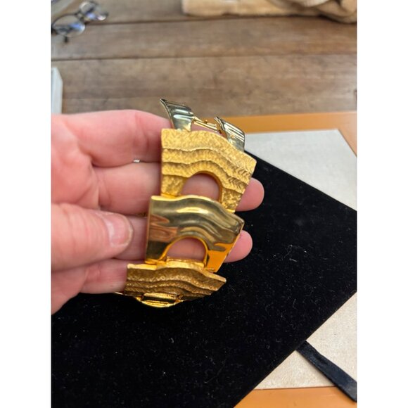 Vintage Gold-Toned Wide Textured Link Bracelet With Wave Design - Picture 15 of 15